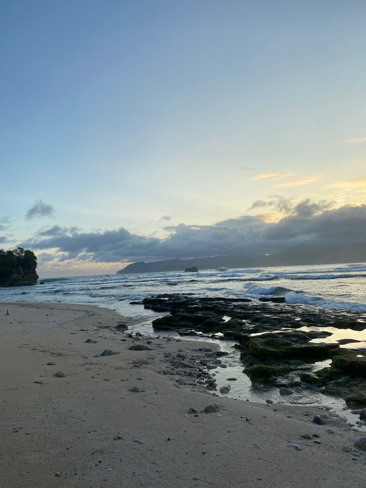 Pantai Siwil merupakan salah satu pantai hidden gem di Pacitan, Jawa Timur