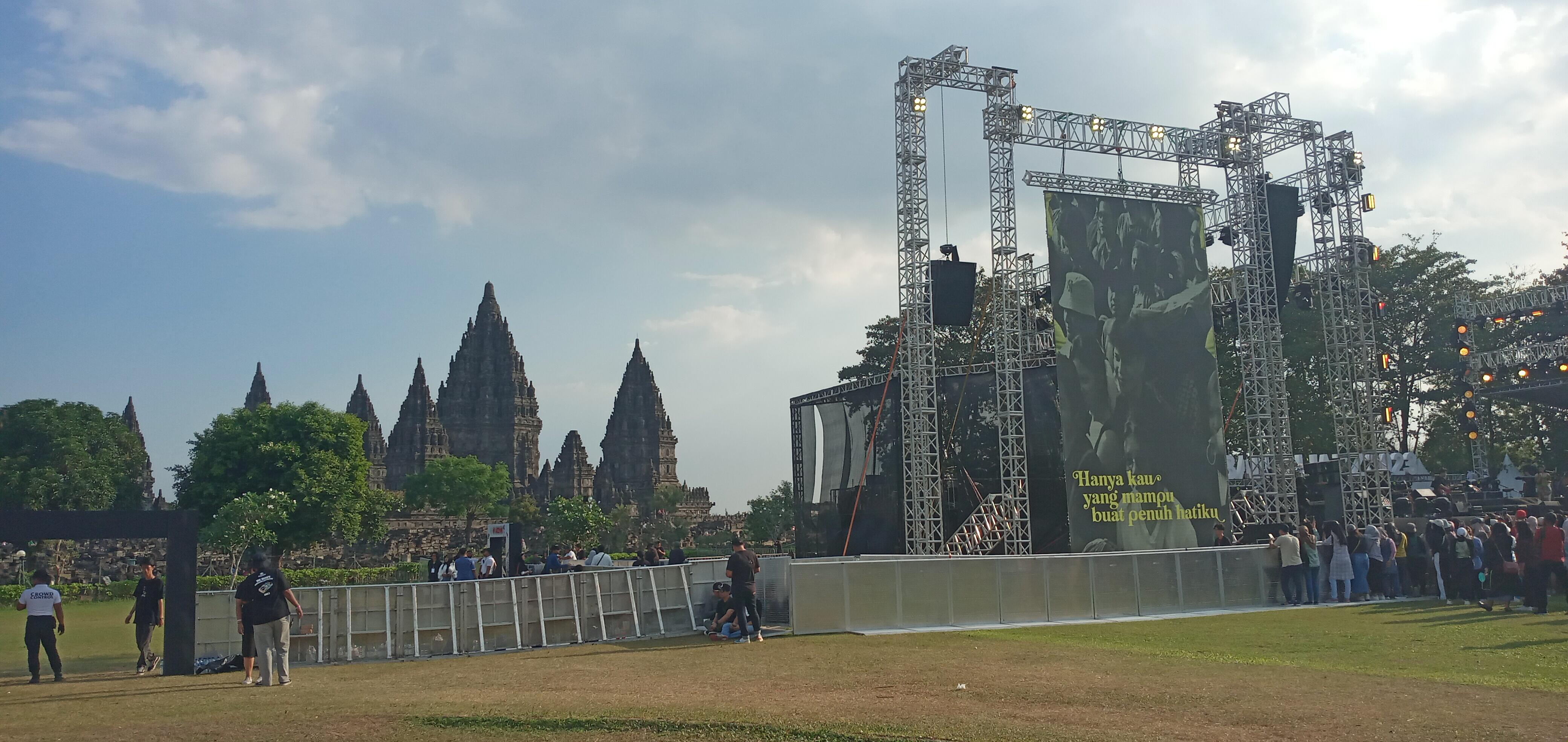 Suasana konser di pelataran Candi Prambanan. | Foto: Dokumen Pribadi