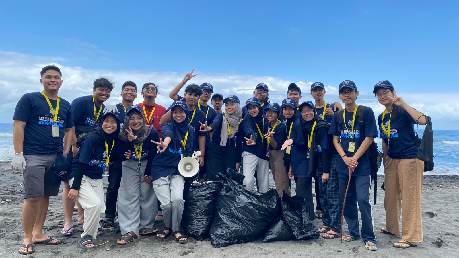 Bersih-bersih pantai bersama tim KKN-PPM UGM 2023