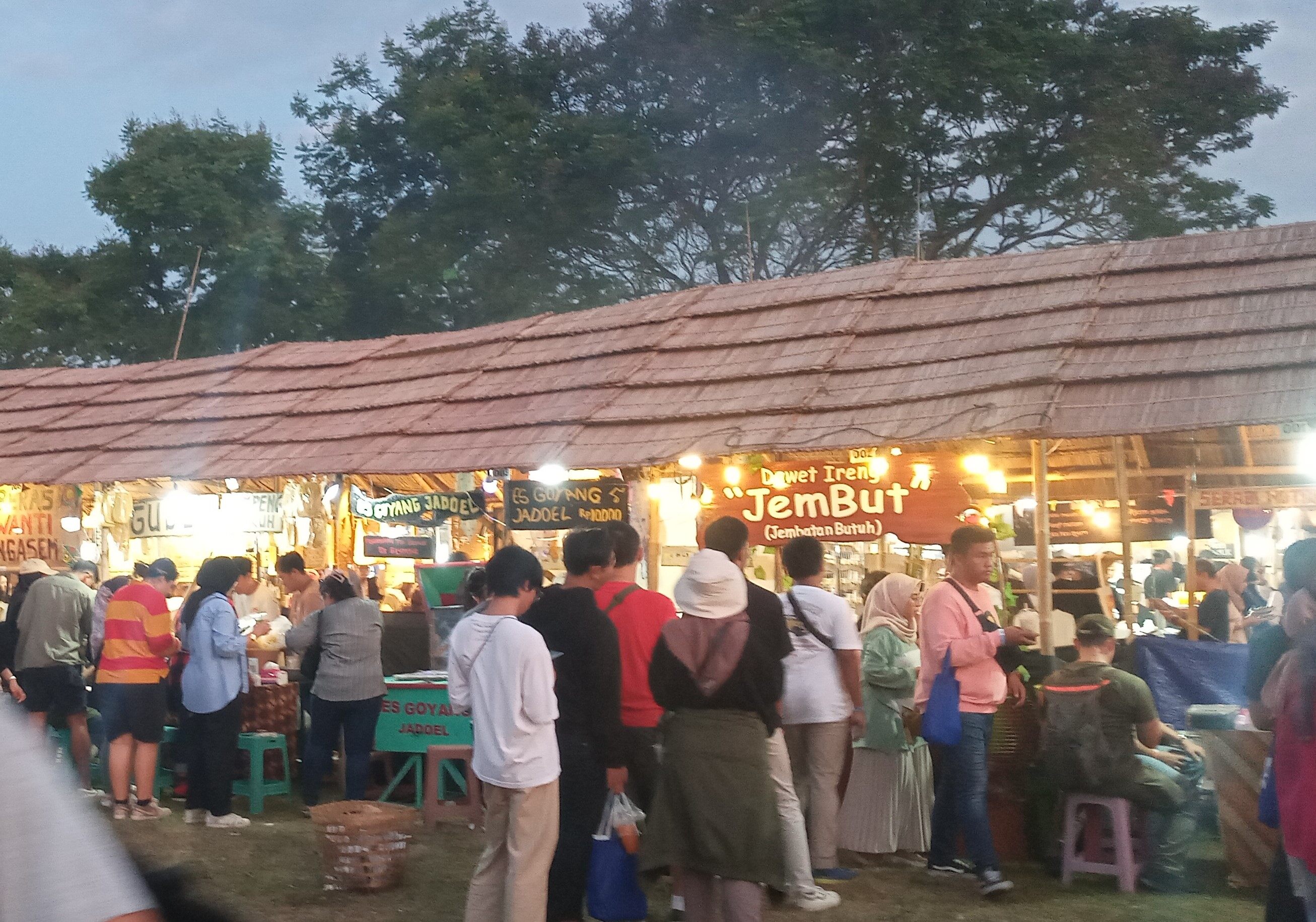 Pengunjung mengantri untuk membeli jajanan di Pasar Kangen Prambanan Jazz Festival 2023. | Foto: Dokumen Pribadi