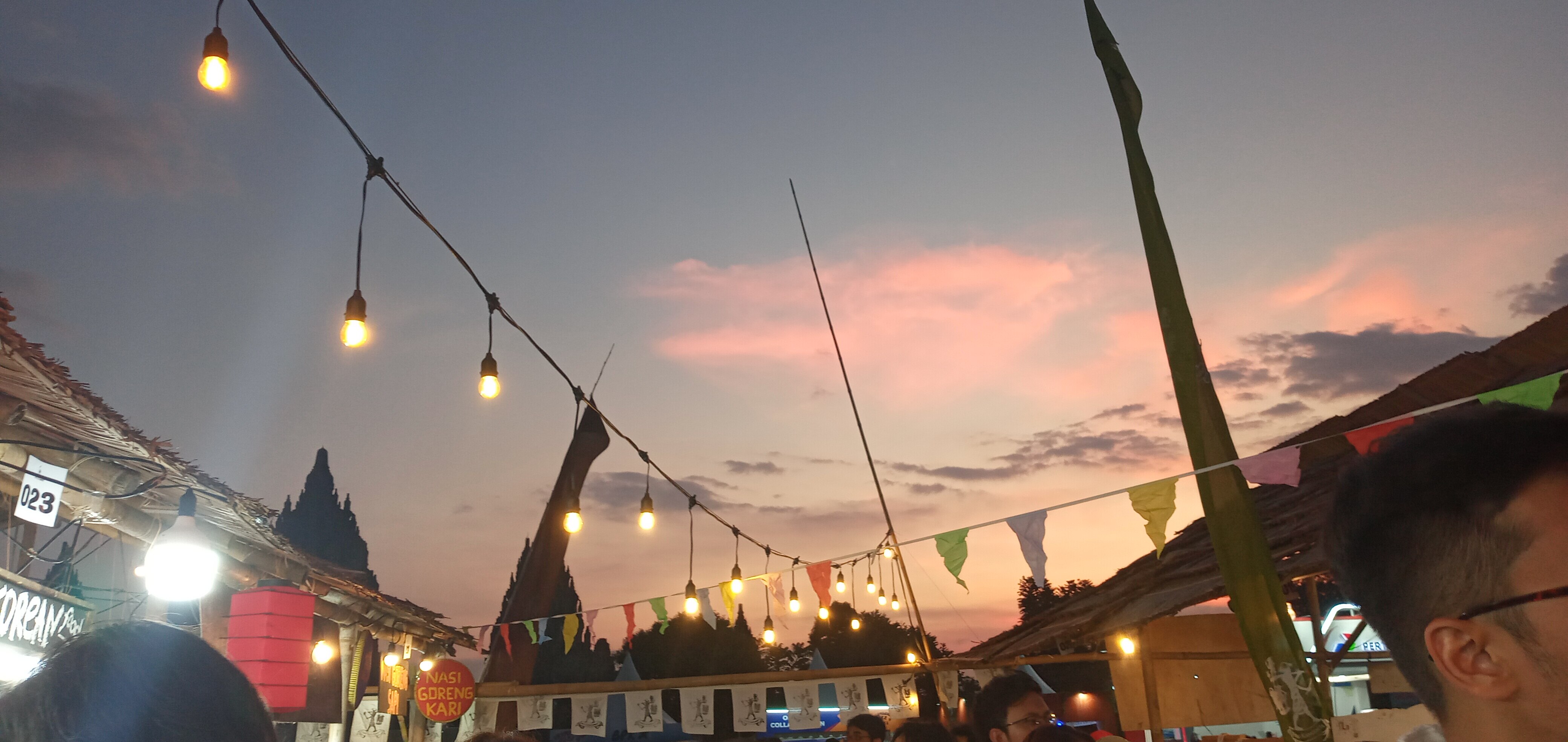 Lampu dan bendera yang menyemarakkan dekorasi Pasar Kangen Prambanan Jazz Festival 2023. | Foto: Dokumen Pribadi