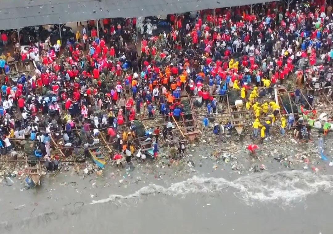 Suasana pembersihan Pantai Sukaraja dari sampah oleh Pandawara Group dan para sukarelawan. | Foto: Depok Pikiran Rakyat