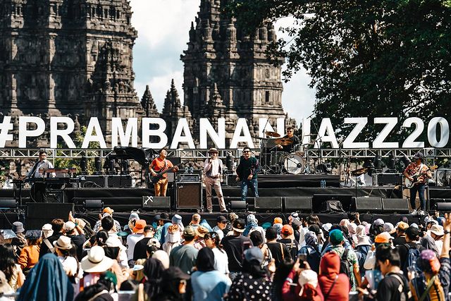 Serunya Prambanan Jazz Festival tetap asyik dinikmati seorang diri. | Foto: prambananjazz/Instagram