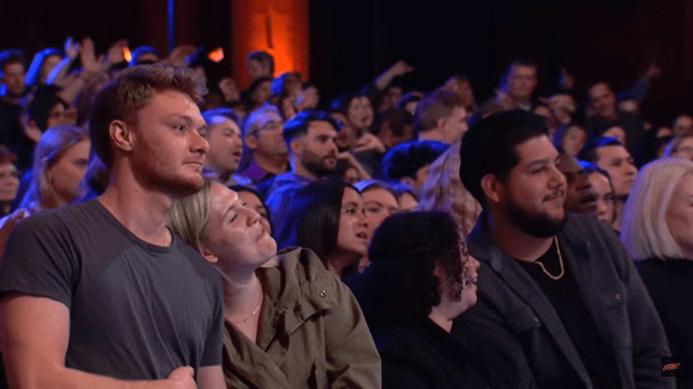Penonton America's Got Talent yang terpukau dengan penampilan Cakra Khan. | Foto: America's Got Talent/YouTube