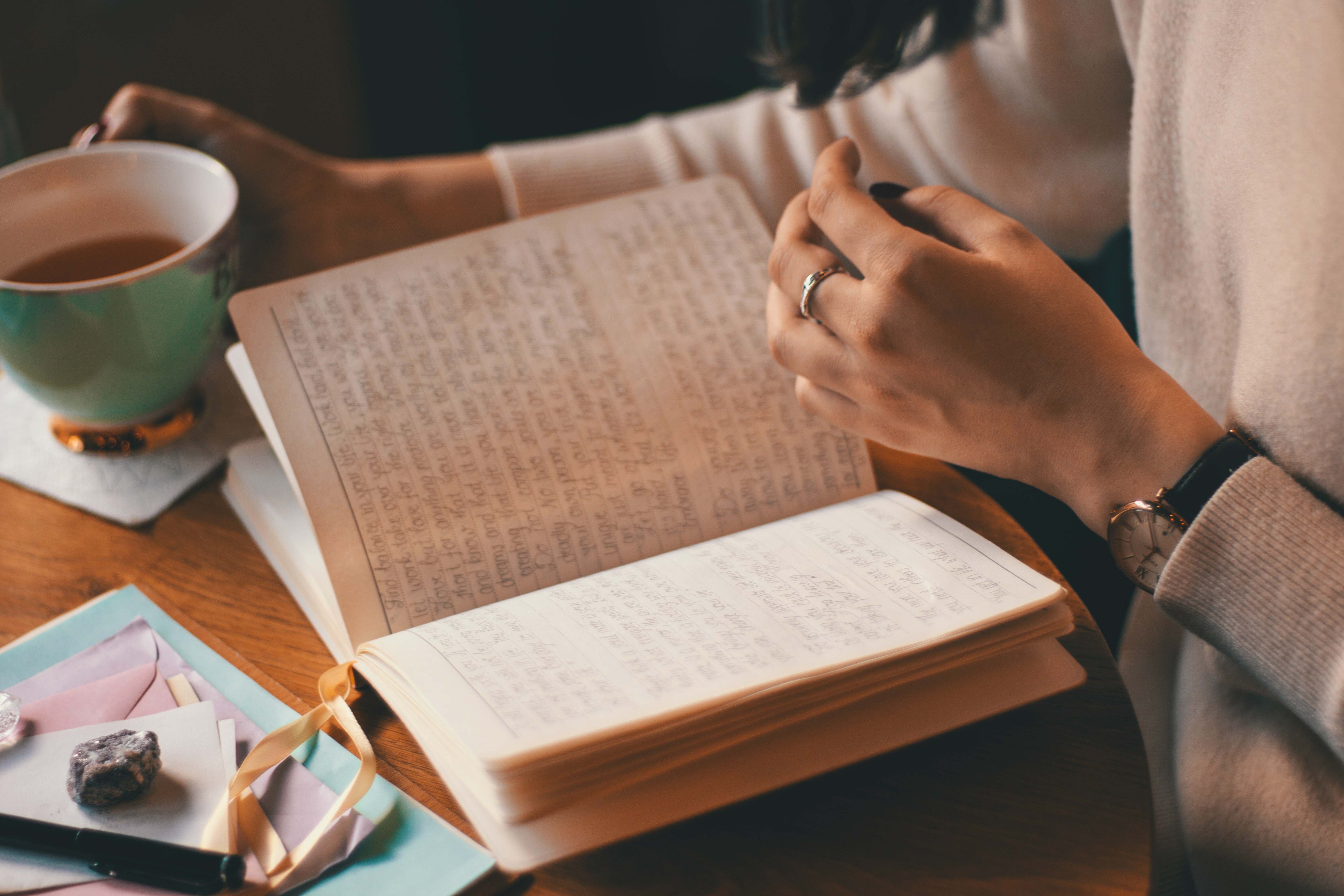 Menulis jurnal bisa jadi salah satu bentuk self care. | Foto: Alina Vilchenko/Pexels