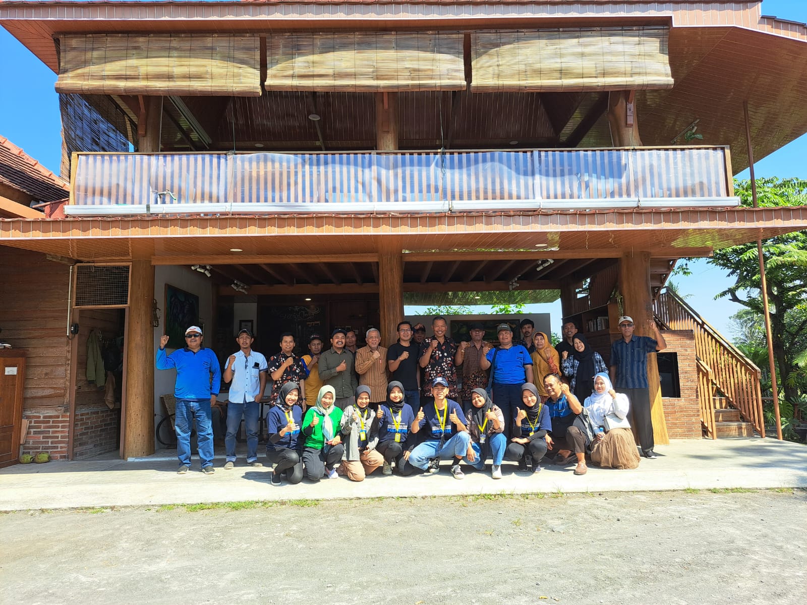 Kunjungan studi banding kelompok peternak Desa Jimbung bersama tim KKN-PPM UGM ke Bengkel Sapi Kalijeruk