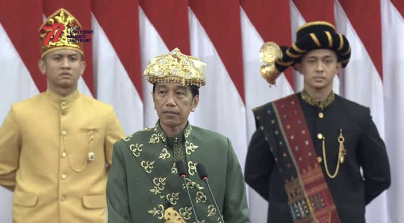 Jokowi didampingi dua asisten ajudan presiden | Foto: YouTube Sekretariat Presiden