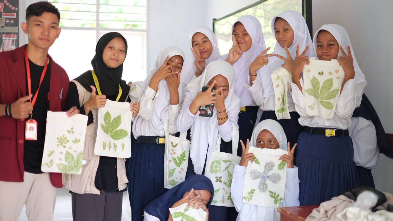Kelas prakarya eco-print di SMPN 4 Batudaa Pantai bersama mahasiswa KKN-PPM UGM | Sumber: Ufaira Rafifa Huda