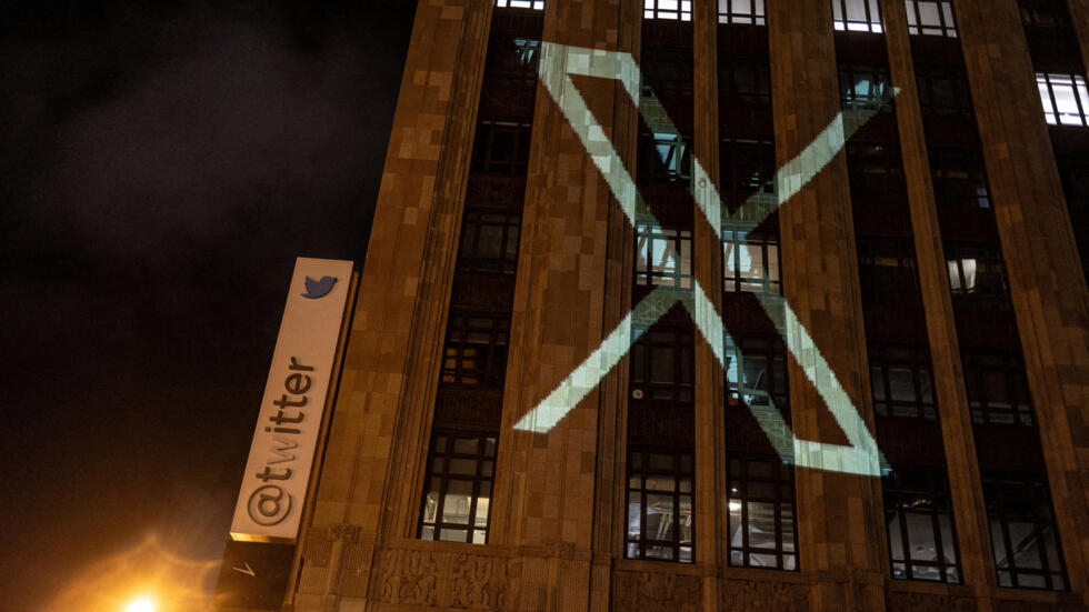 Logo X di gedung kantor pusat Twitter. | Foto: France 24