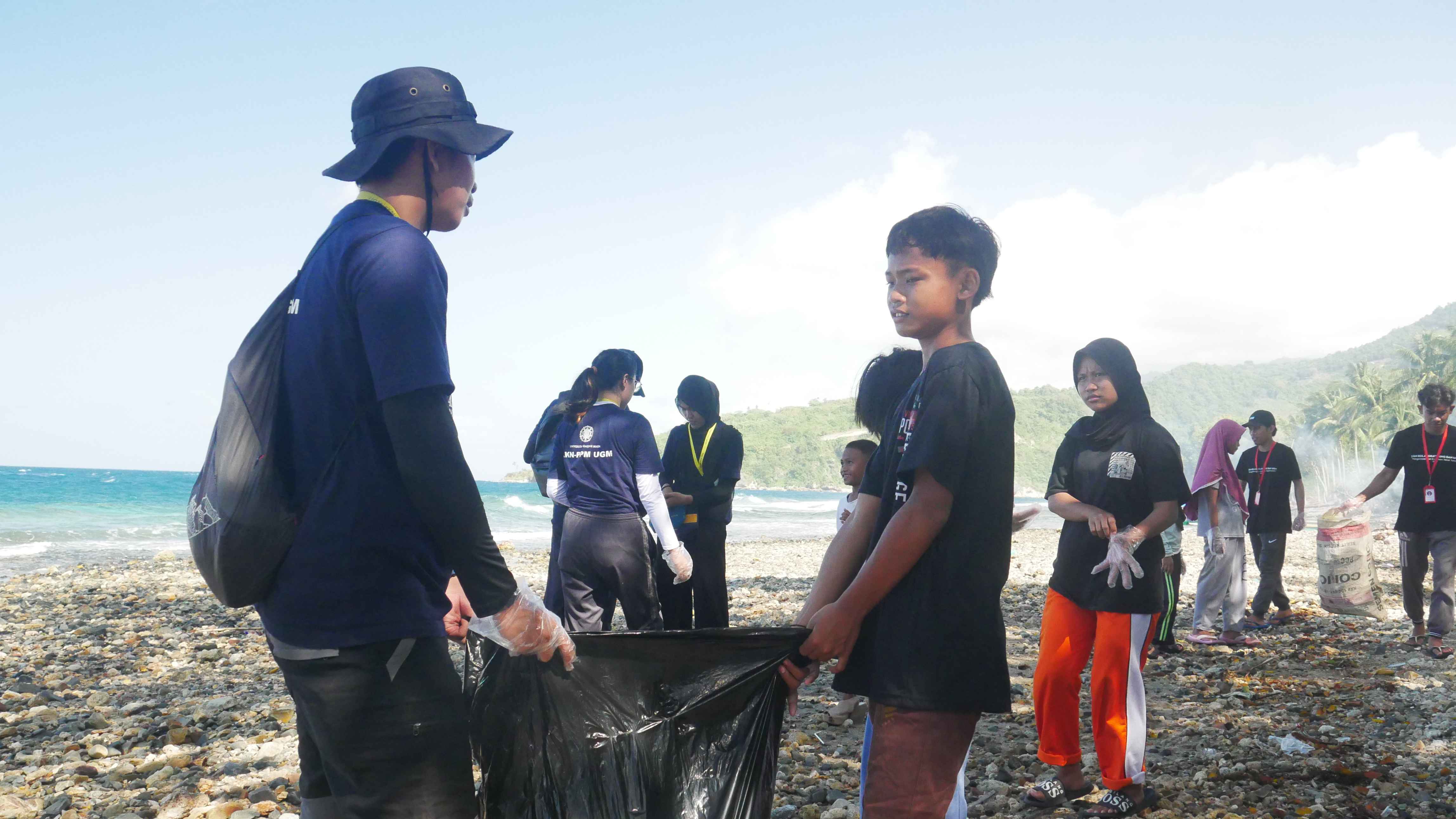 Masyarakat desa turut andil dalam bersih pantai, termasuk yang masih sekolah | Sumber: Fariz Azhami Ahmad