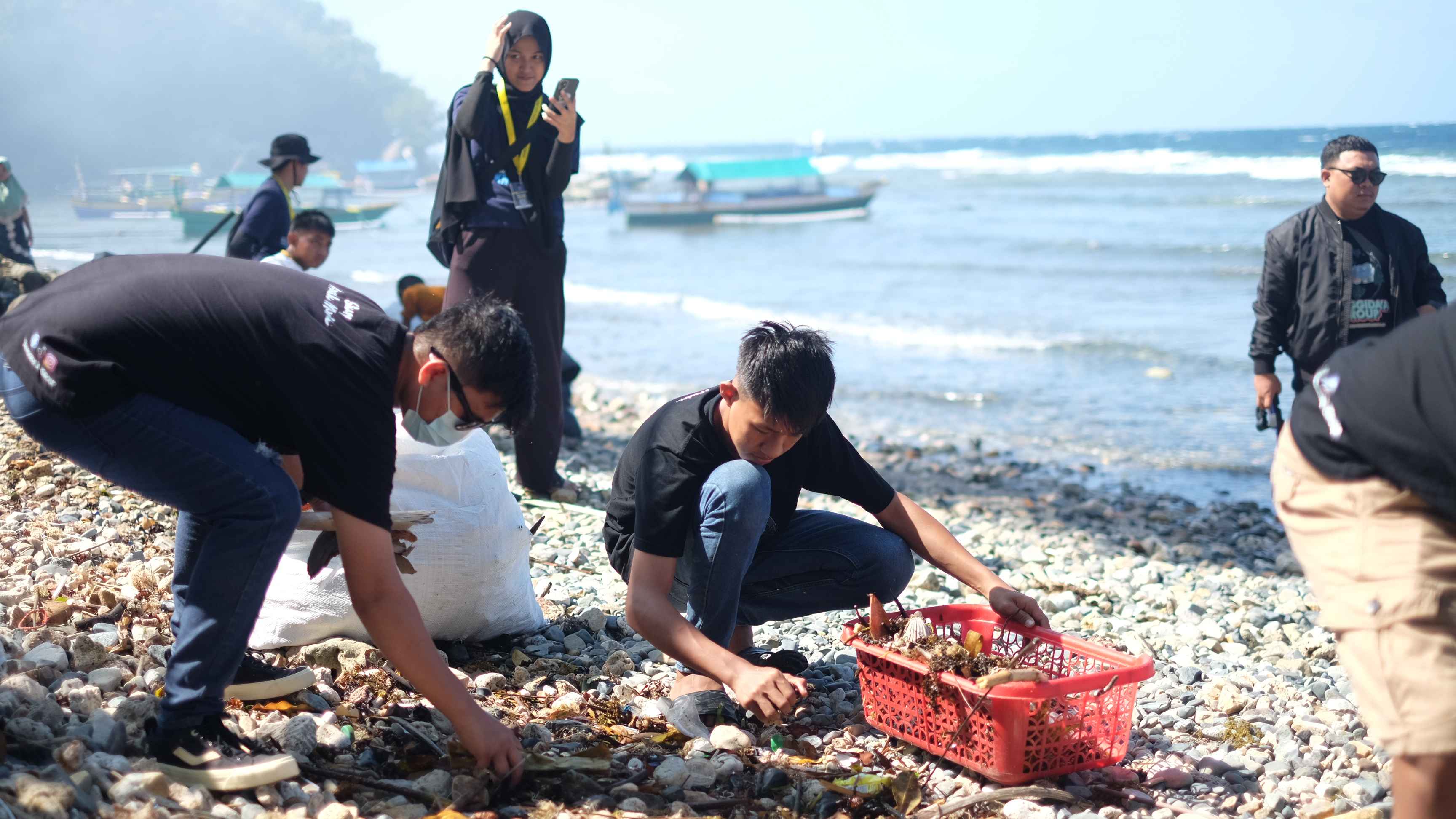 Sejumlah komunitas seperti Tanggidaa Group juga ikut serta dalam bersih pantai | Sumber: Ananda Satrio Bawono