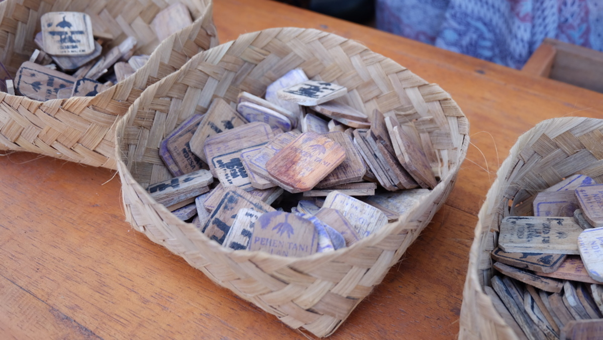 Koin Kayu bertuliskan “Peken Tani lan Jajanan Ndeso” pengganti Uang pada kegiatan Pasar Budaya © Eksotika Desa