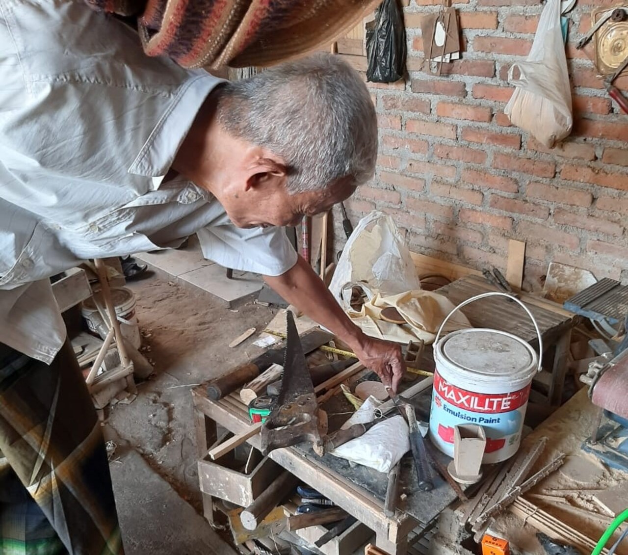 Suyanto menunjukkan proses pembuatan kerajinan kaca di Surya Citra Mozaik