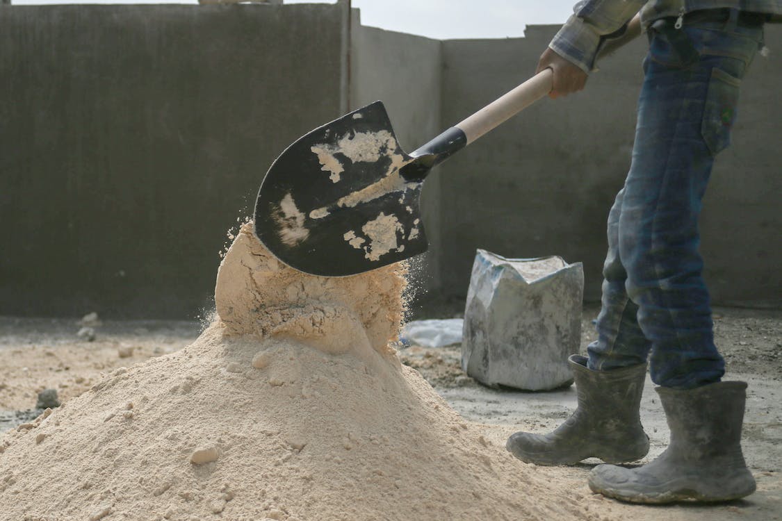 Sekop Pasir merupakan alat menggunakan prinsip tuas | pexels.com/Maria Turkmani