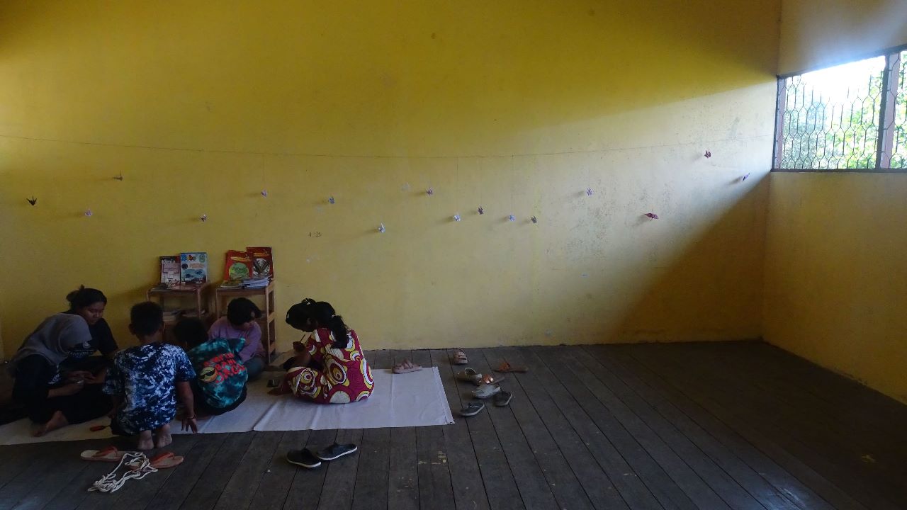 Ruang kelas 6 kosong di belakang karena sedikitnya anak di desa direstorasi sebagai pusat kreativitas dan taman baca anak | Gantar Sinaga