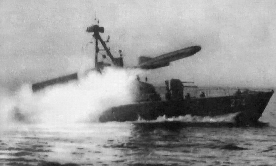 Kapal Serang Cepat kelas Komar sedang meluncurkan misil | Wikimedia commons