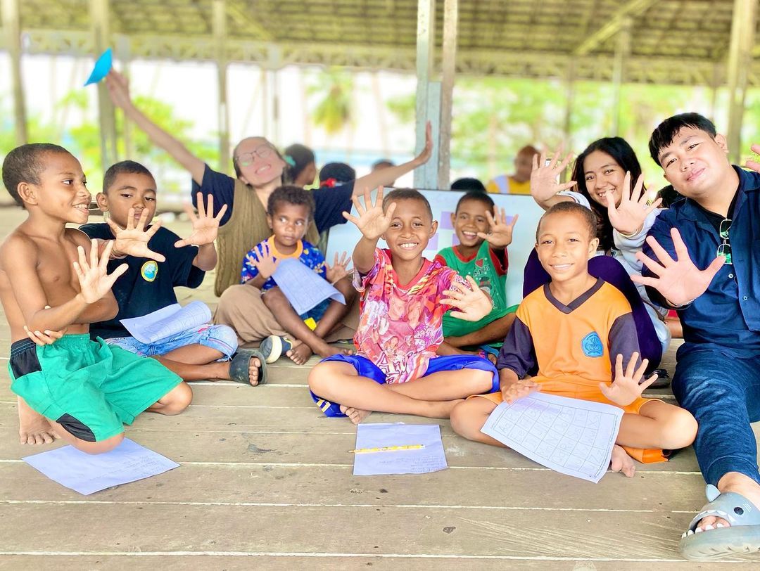 Ketika Volunter ikut berfoto bersama anak-anak di Papua Barat | Sumber foto: Instagram Papua Future Project