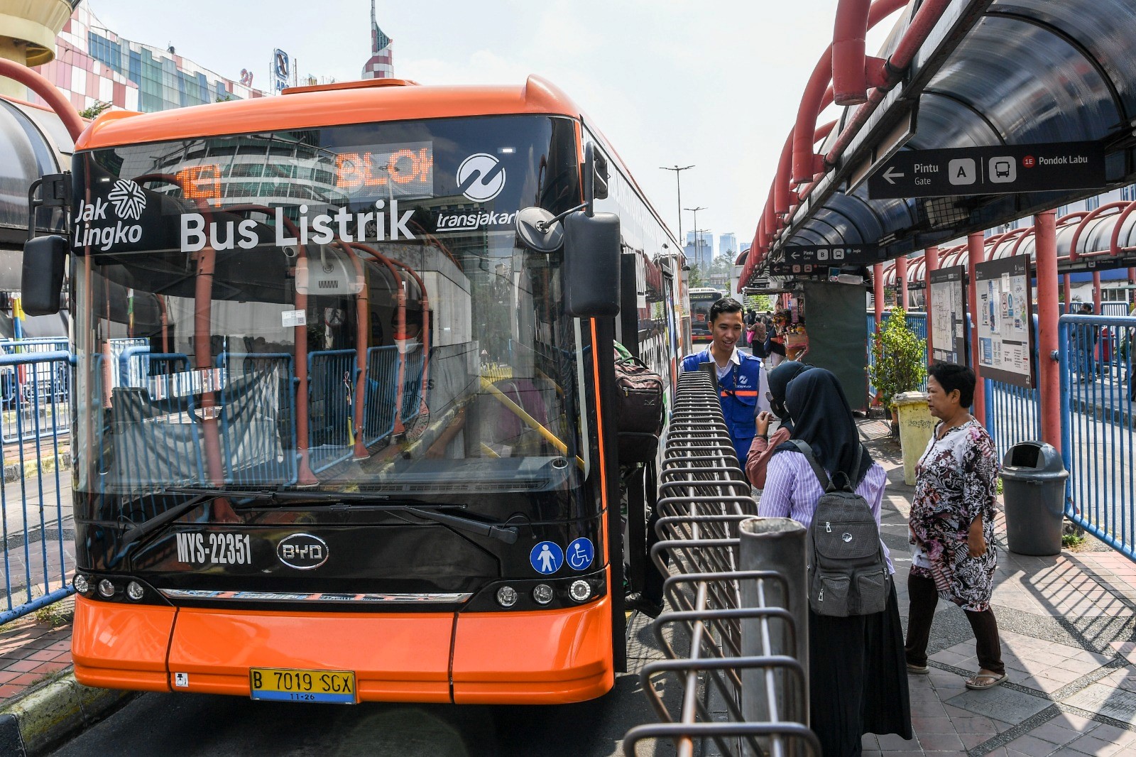 Shuttle bus yang disediakan gratis oleh pemerintah bagi jurnalis yang meliput KTT ASEAN ke-43 | Foto: Kementerian Pariwisata dan Ekonomi Kreatif