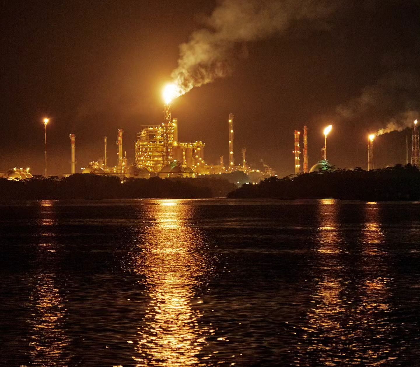 Kawasan industri Pertamina Cilacap di malam hari by Joyohatiman