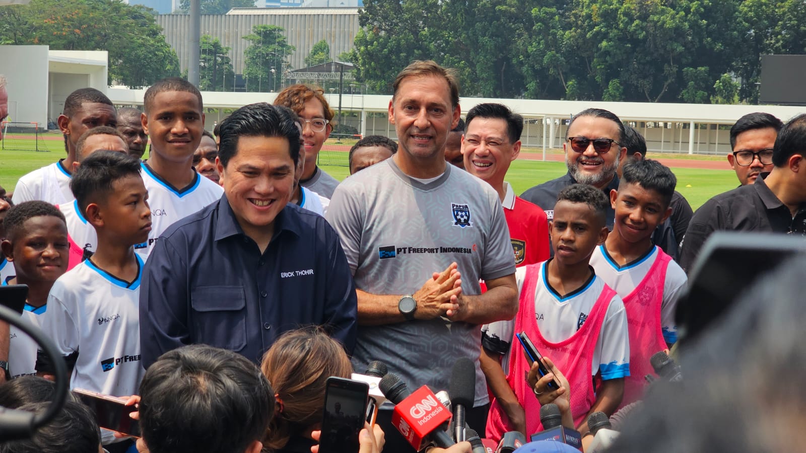 Sesi Coaching Clinic Papua Football Academy dengan BVB Legends | Dok. PTFI
