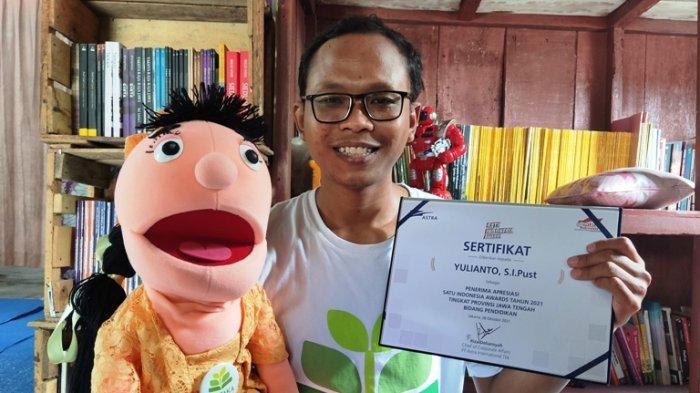 Foto Yulianto dengan sertifikat Satu Indonesia Awards dari PT Astra Internasional di tangannya.