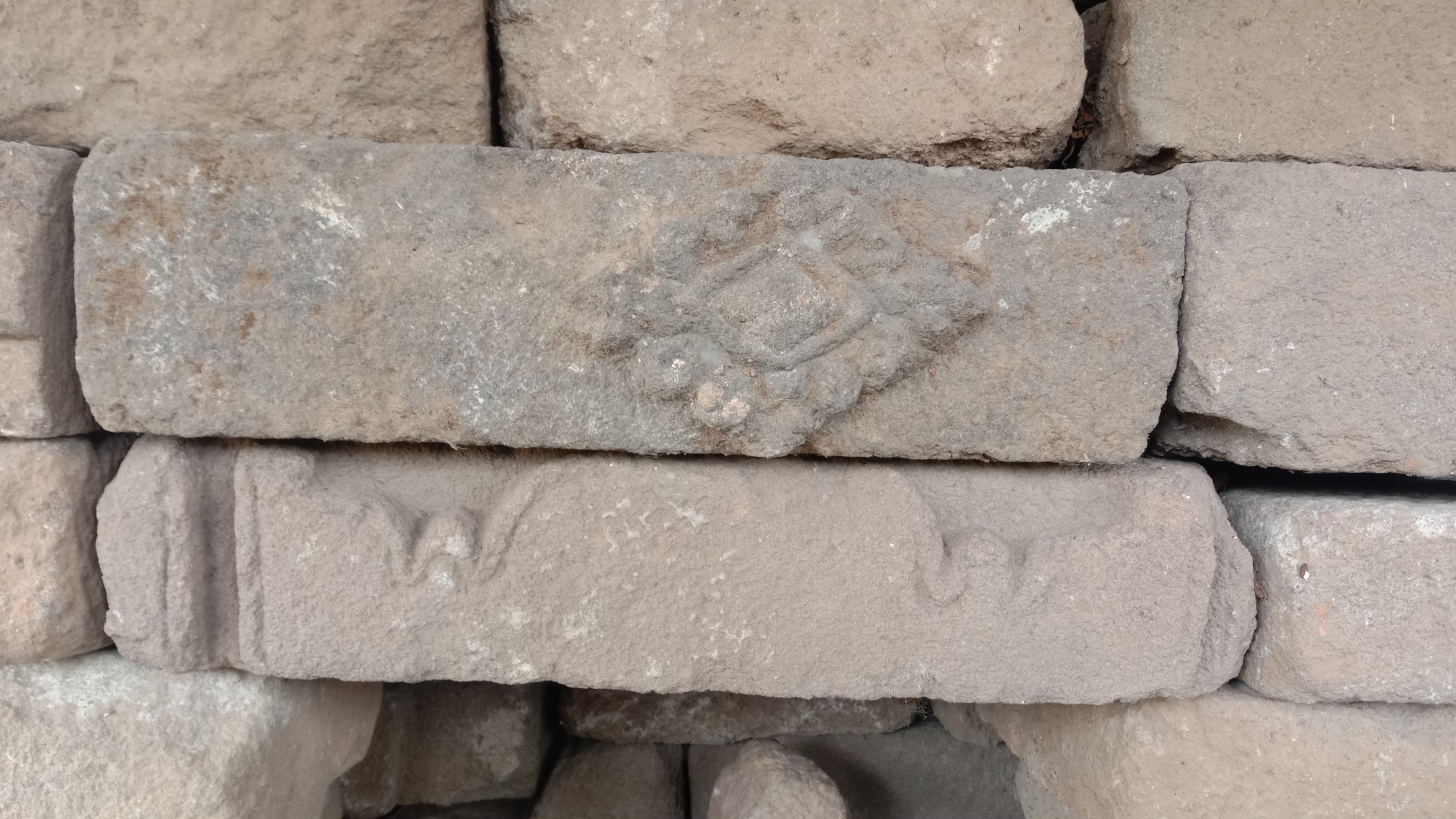 Gambar 1. Batu dengan relief motif hiasan belah ketupatSumber: Dokumentasi oleh Shofwatul Qolbiyah