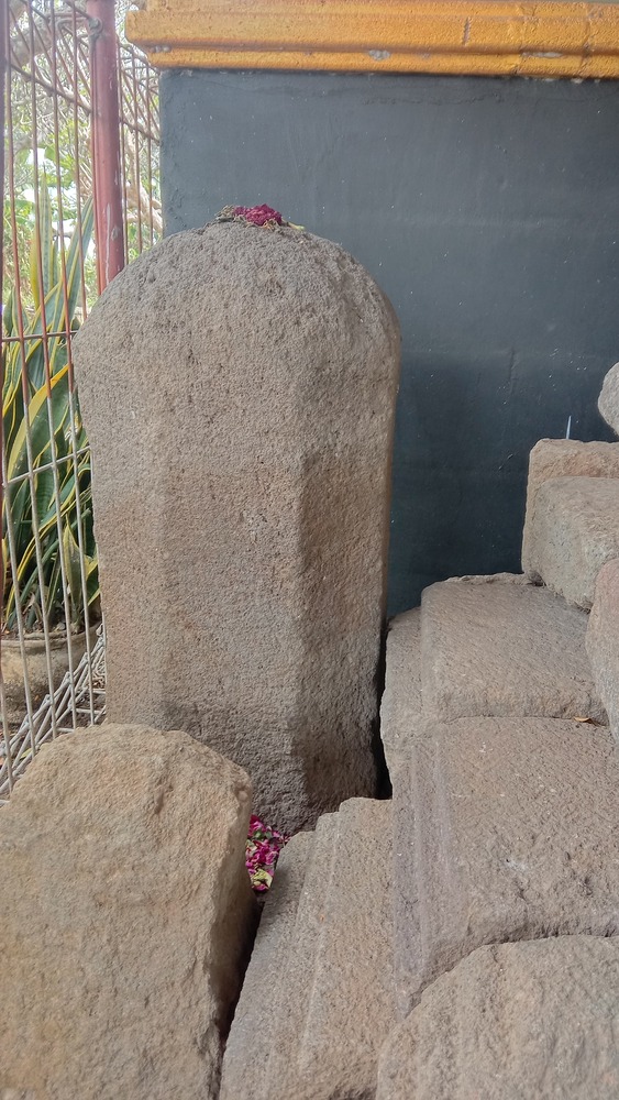 Gambar 3. Batu berbentuk silinder menyerupai linggaSumber: Dokumentasi oleh Shofwatul Qolbiyah