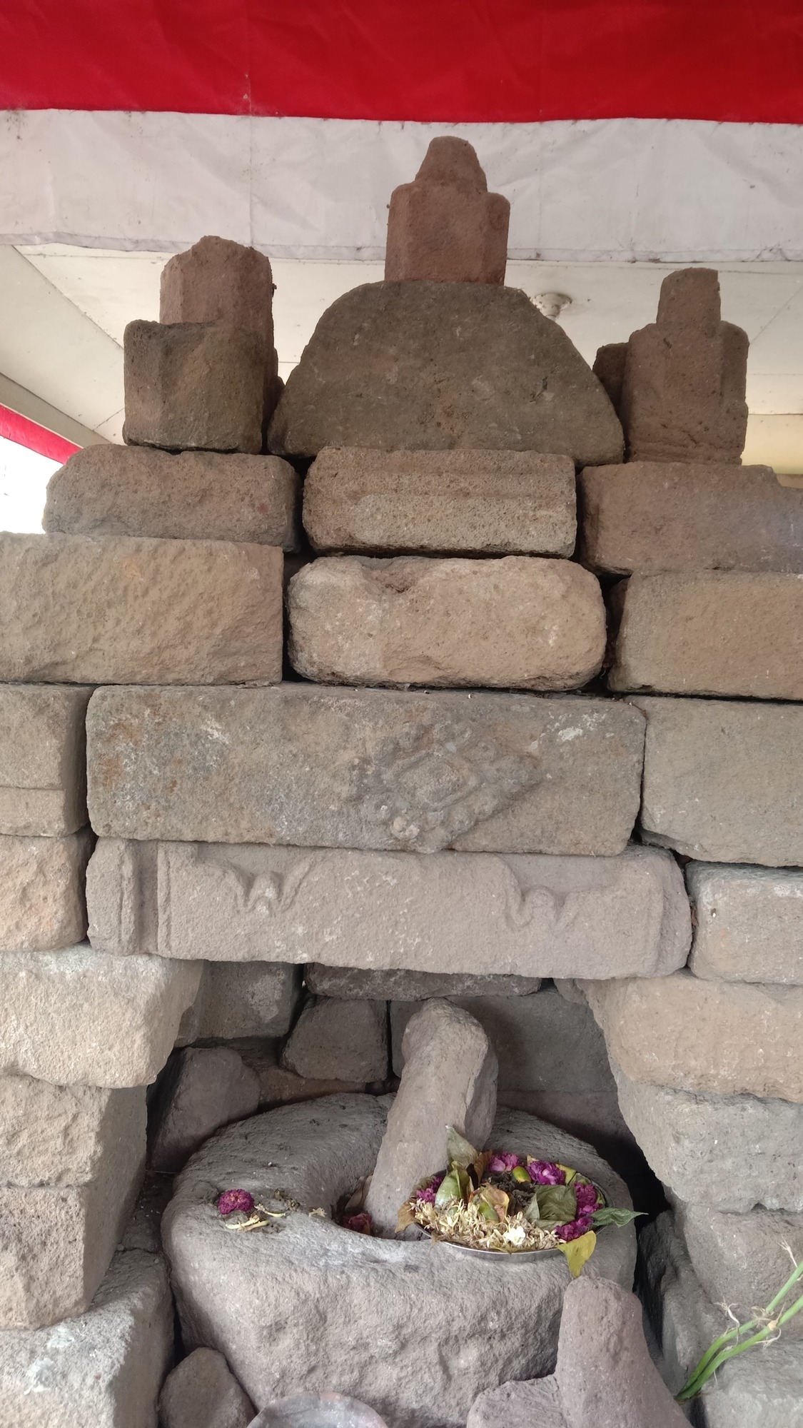 Gambar 4. Susunan struktur batuan candiSumber: Dokumentasi oleh Shofwatul Qolbiyah