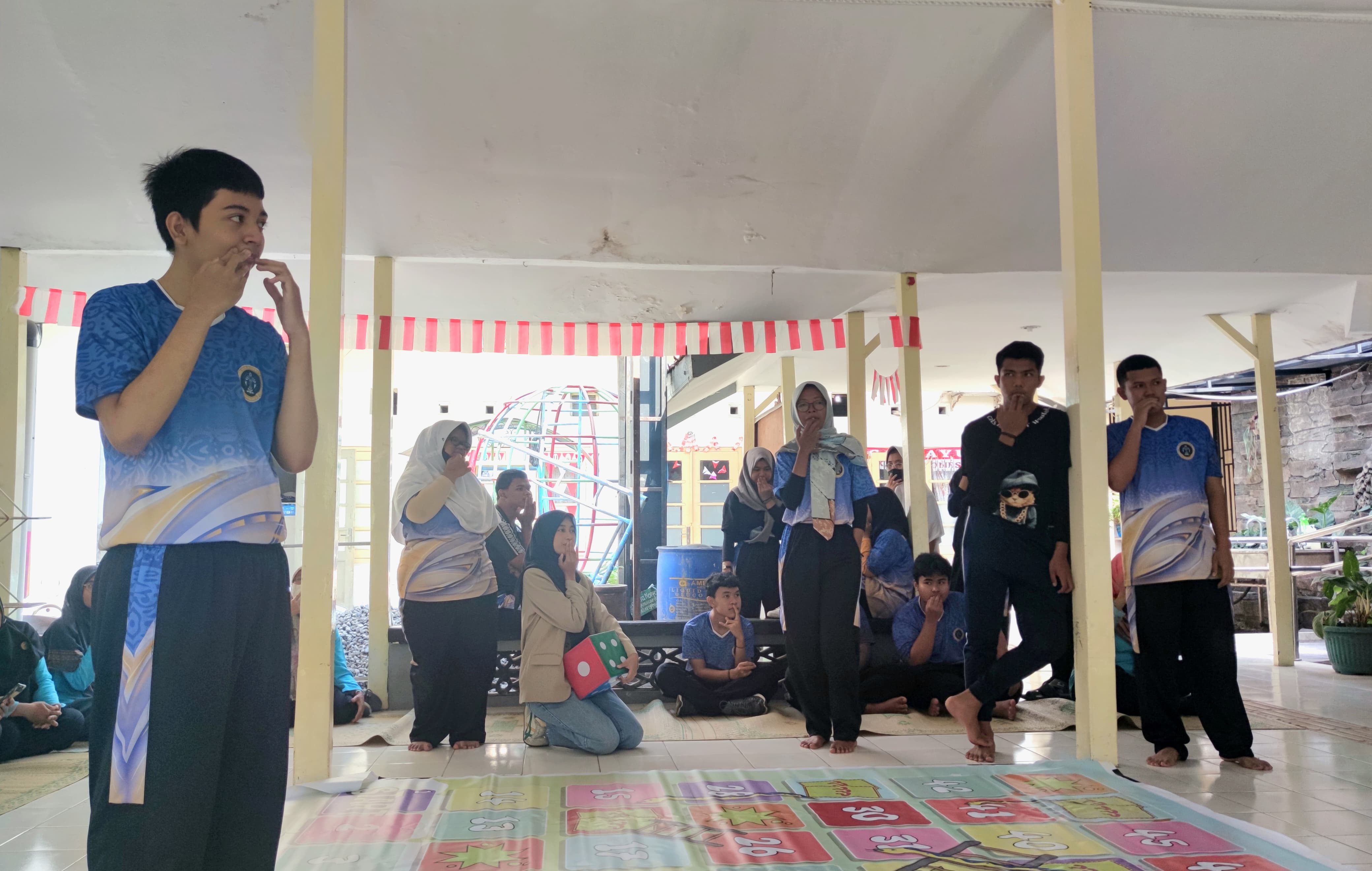Para siswa SLBN 2 Yogyakarta sedang bermain ular tangga
