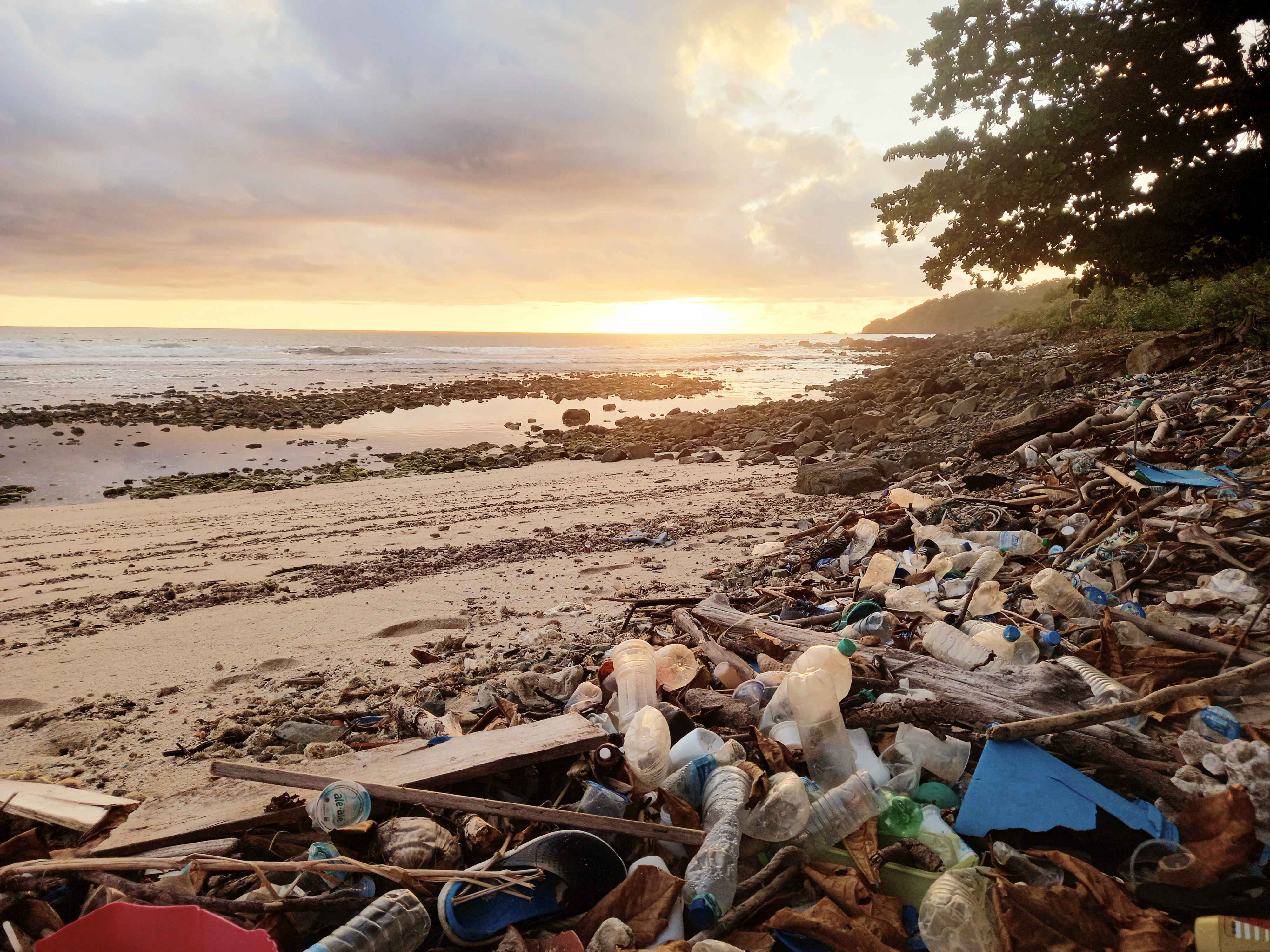 Sampah di salah satu pantai di Pulo Aceh