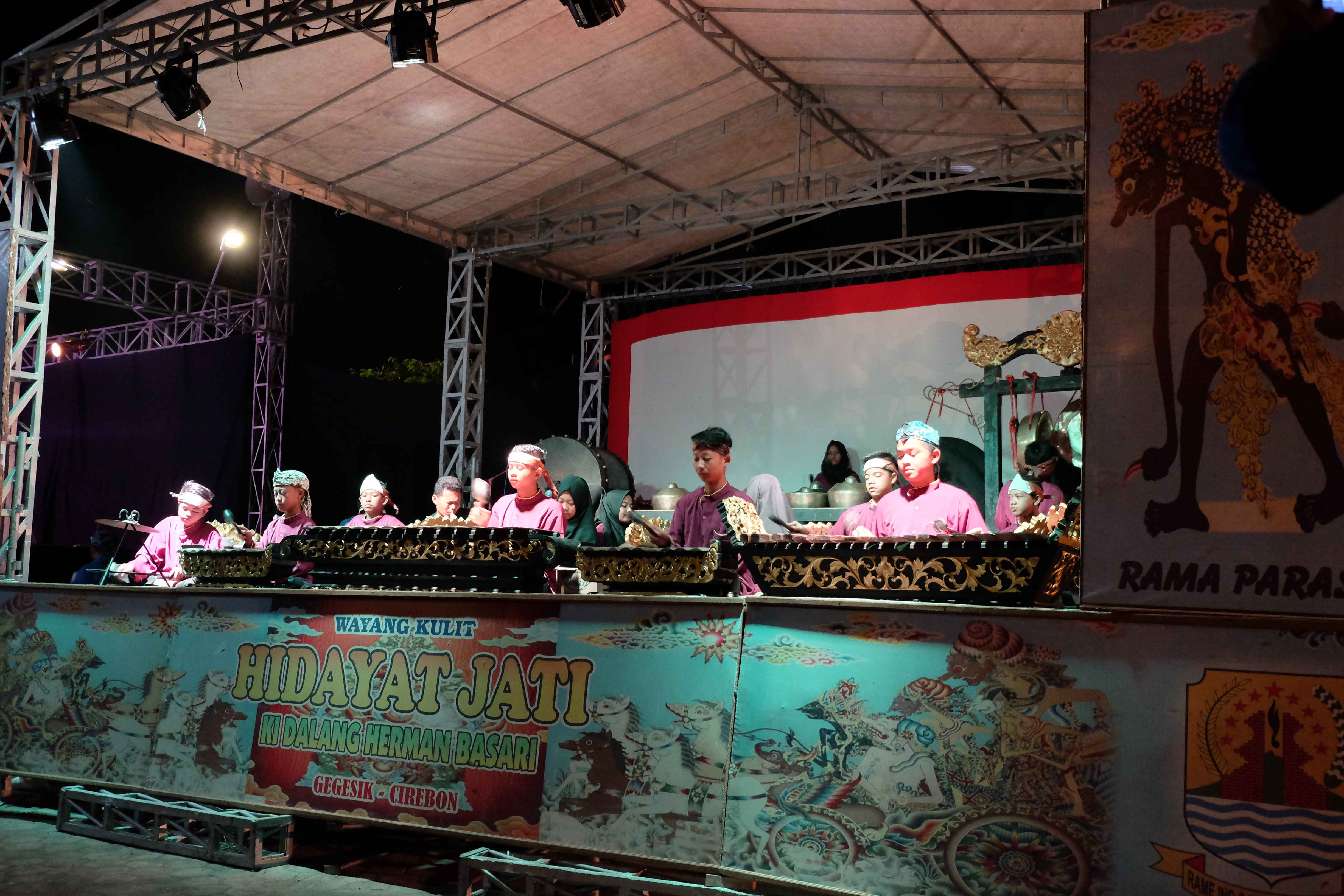Tim gamelan Hidayat Jati pada acara Klasikana Gegesik | Foto : Teater Reka Community