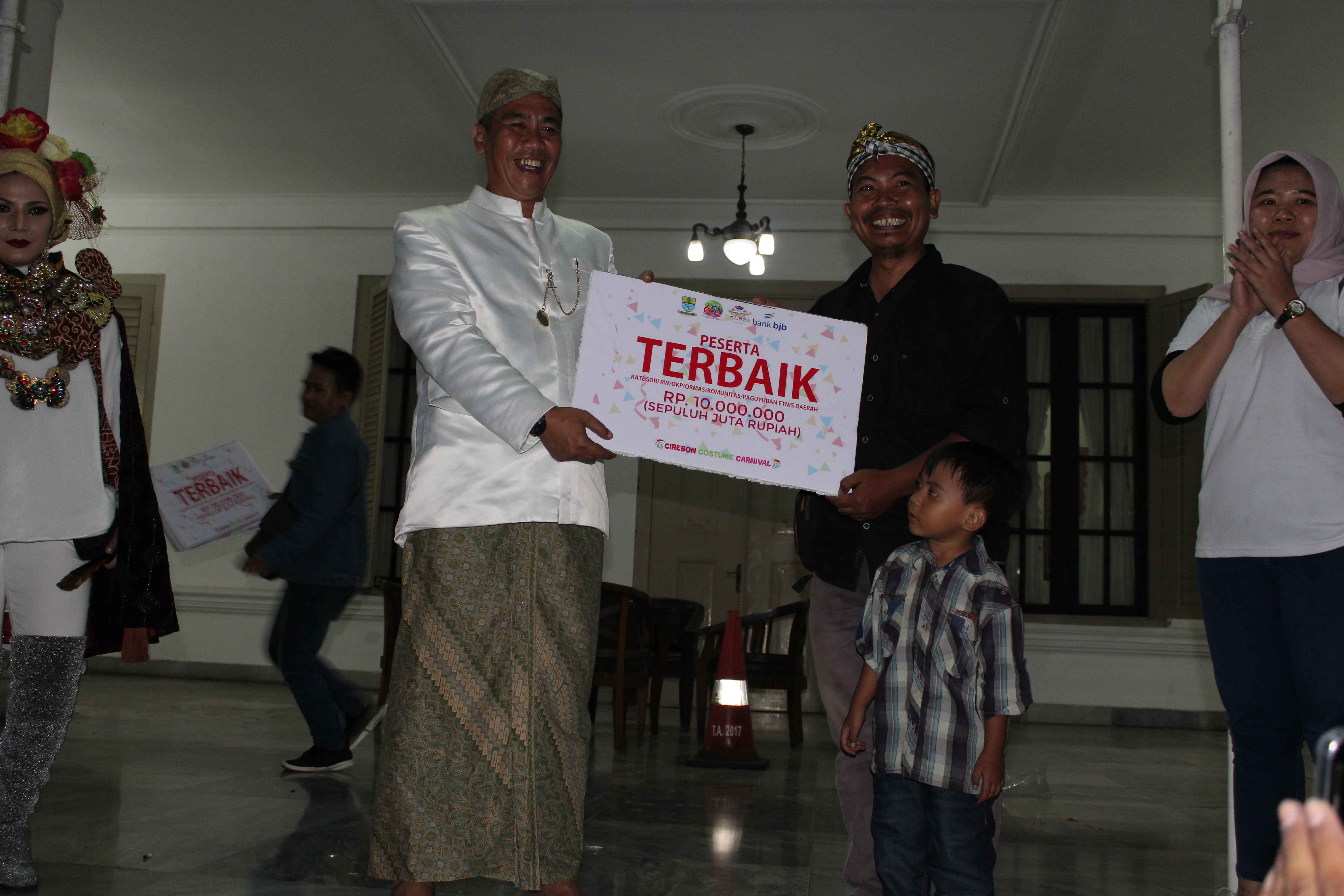 Penghargaan peserta terbaik Cirebon Costume Carnival | Foto : Teater Reka Community