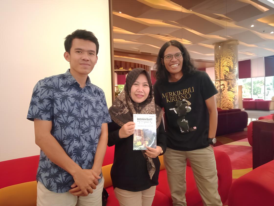 Penulis bersama Redy Eko Prastyo (Pembakti Kampung Cempluk) dan Irini Dewi Wanti (Direktur Pengembangan dan Pemanfaatan Kebudayaan Kemendikbud) | dokumentasi pribadi