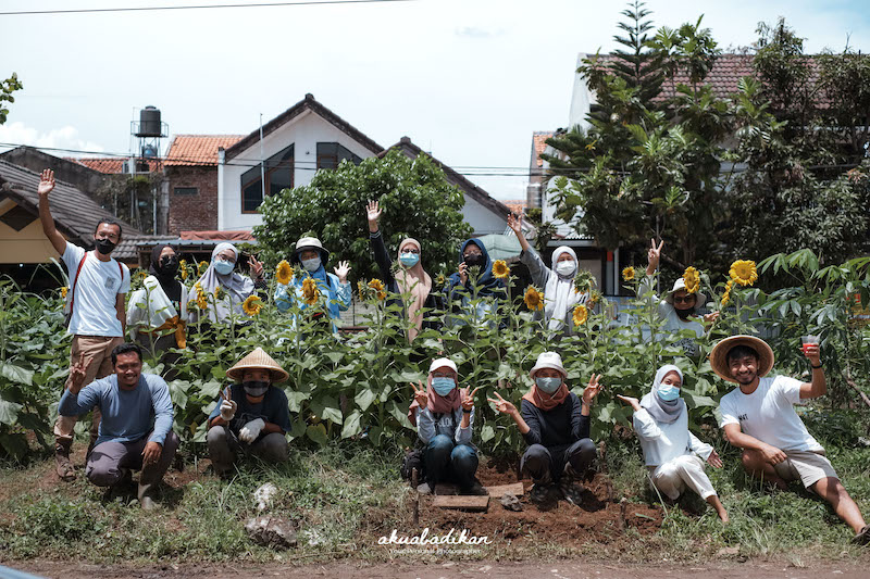 Petani Millennial Seni Tani memanfaatkan lahan tidur untuk urban farming di Arcamanik, Bandung | Foto: 1000 Kebun/1000kebun.org