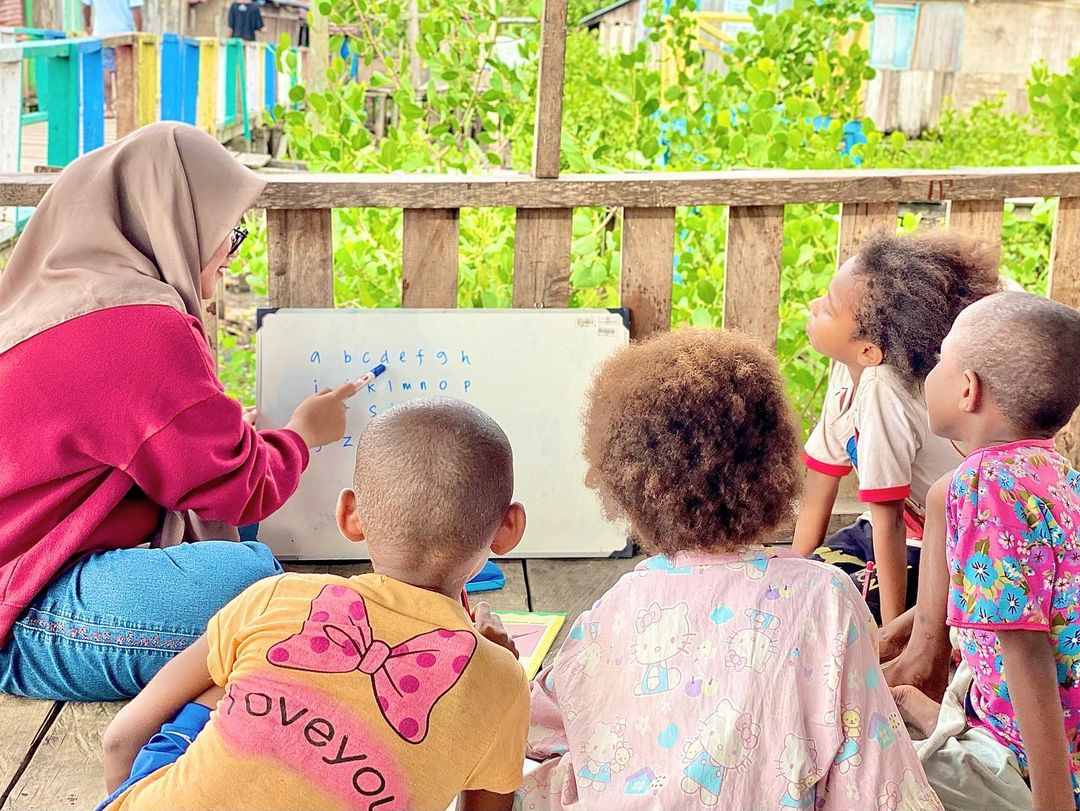 Relawan Papua Future Project Sedang Mengajarkan Huruf Abjad kepada Anak-Anak | Foto: Instagram Papua Future Project (https://www.instagram.com/papuafutureproject/)