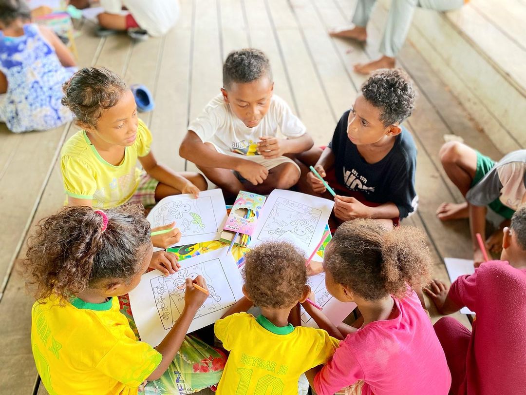Anak-Anak Tampak Antusias Mengikuti Kegiatan Mewarnai | Foto: Instagram Papua Future Project (https://www.instagram.com/papuafutureproject/)