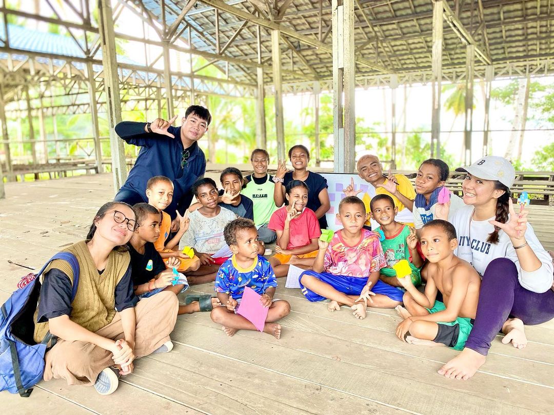 Kehangatan Begitu Terjalin antara Relawan Papua Future Project bersama Anak-Anak Papua | Foto: Instagram Papua Future Project (https://www.instagram.com/papuafutureproject/)