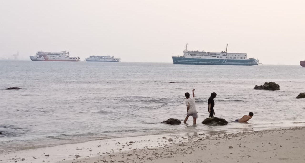 Pengunjung bermain di pantai Pulau Merak Kecil | Dokumentasi Pribadi