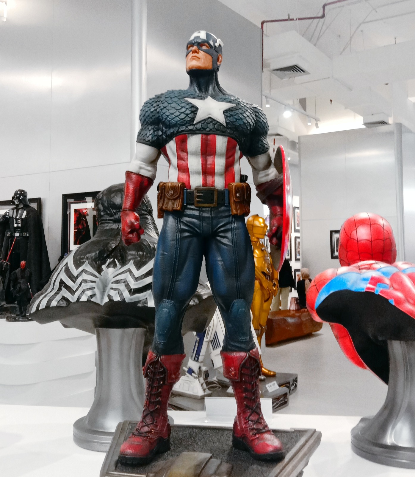 Action Figure dari Captain America di Statue 4 Heroes Gallery