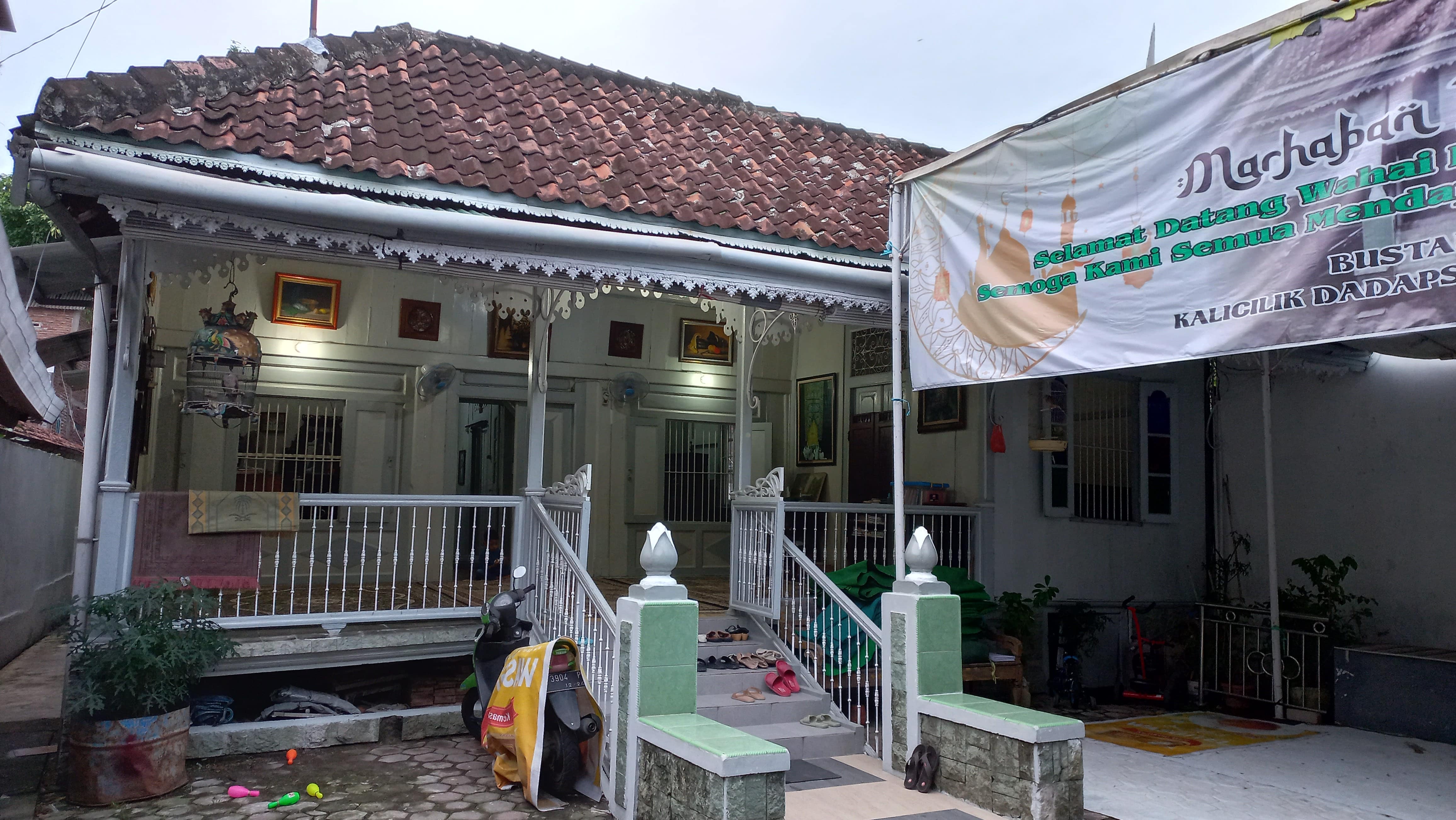 Rumah panggung bergaya Melayu yang berdiri di sebuah kota di Jawa (Dokumen Pribadi).