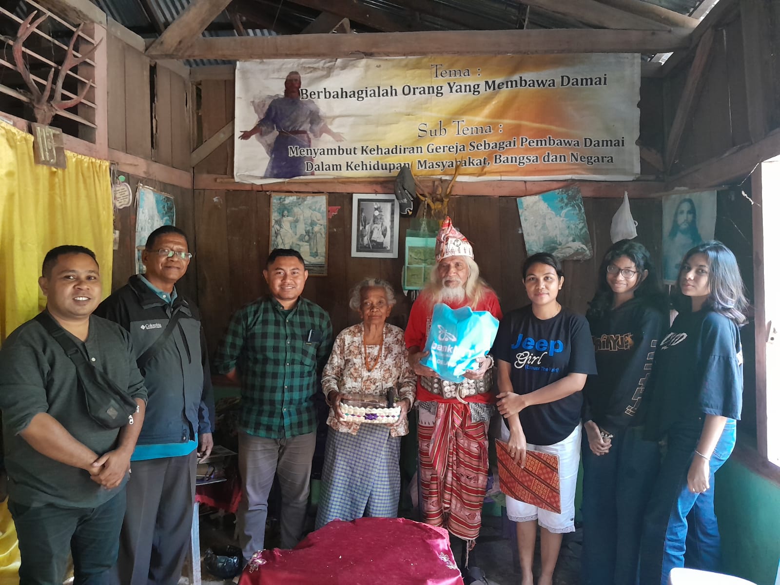 Pserta didik ditemani beberapa guru mengunjungi tokoh adat penjaga Gunung Fatuleu yang berlokasi di Kabupaten Kupang. Pertemuan itu bertujuan menggali cerita sejarah tentang asal-usul Gunung Fatuleu. Foto : Dokumentasi Pribadi