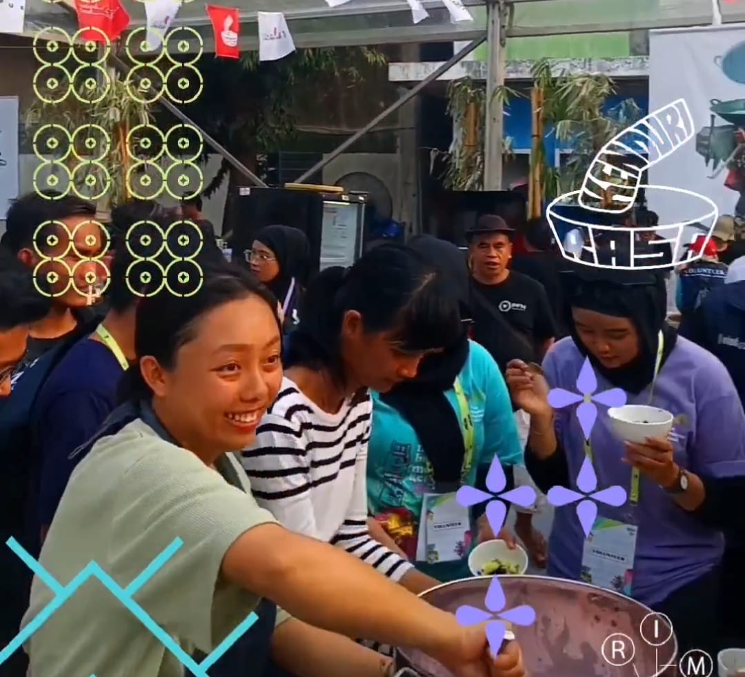 Rhea Laras dan Tim Kenduri Rasa menghidangkan makanan lokal pada acara puncak PKN 2023 di PFN, Jakarta | Foto: Instagram @jejaringrimpang