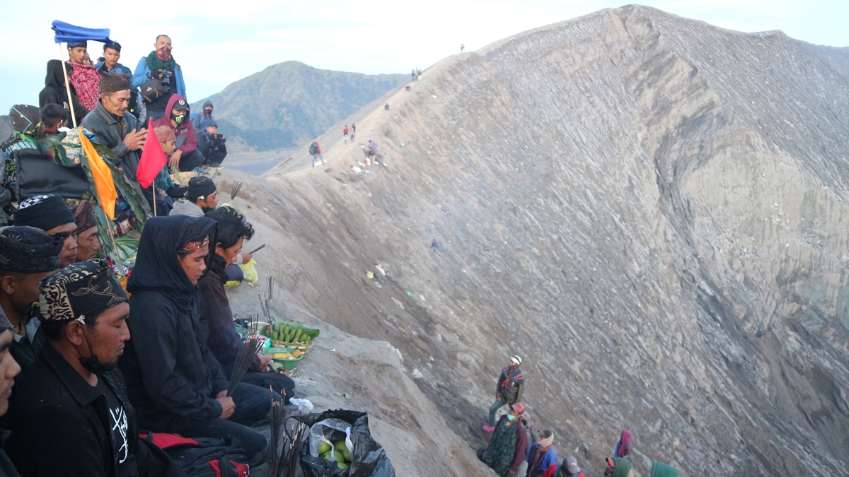 Masyarakat Tengger melakukan ritual di tepi kawah Bromo