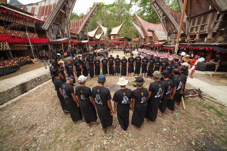 Ritual Ma'badong saat Rambu Solo | Foto: Ade Lukmanul Hakim/Shutterstock