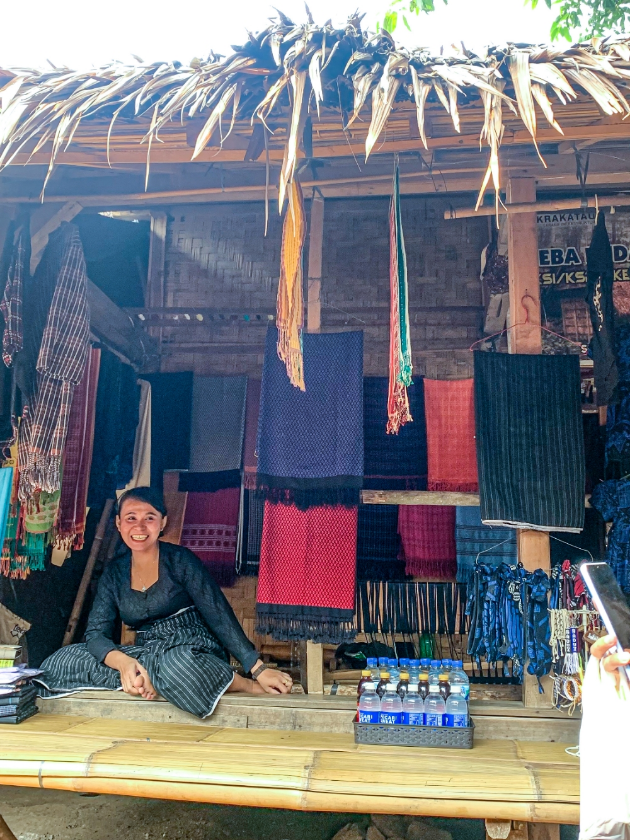 Penjual Kain Tenun di Baduy Luar -- Dokumentasi Pribadi