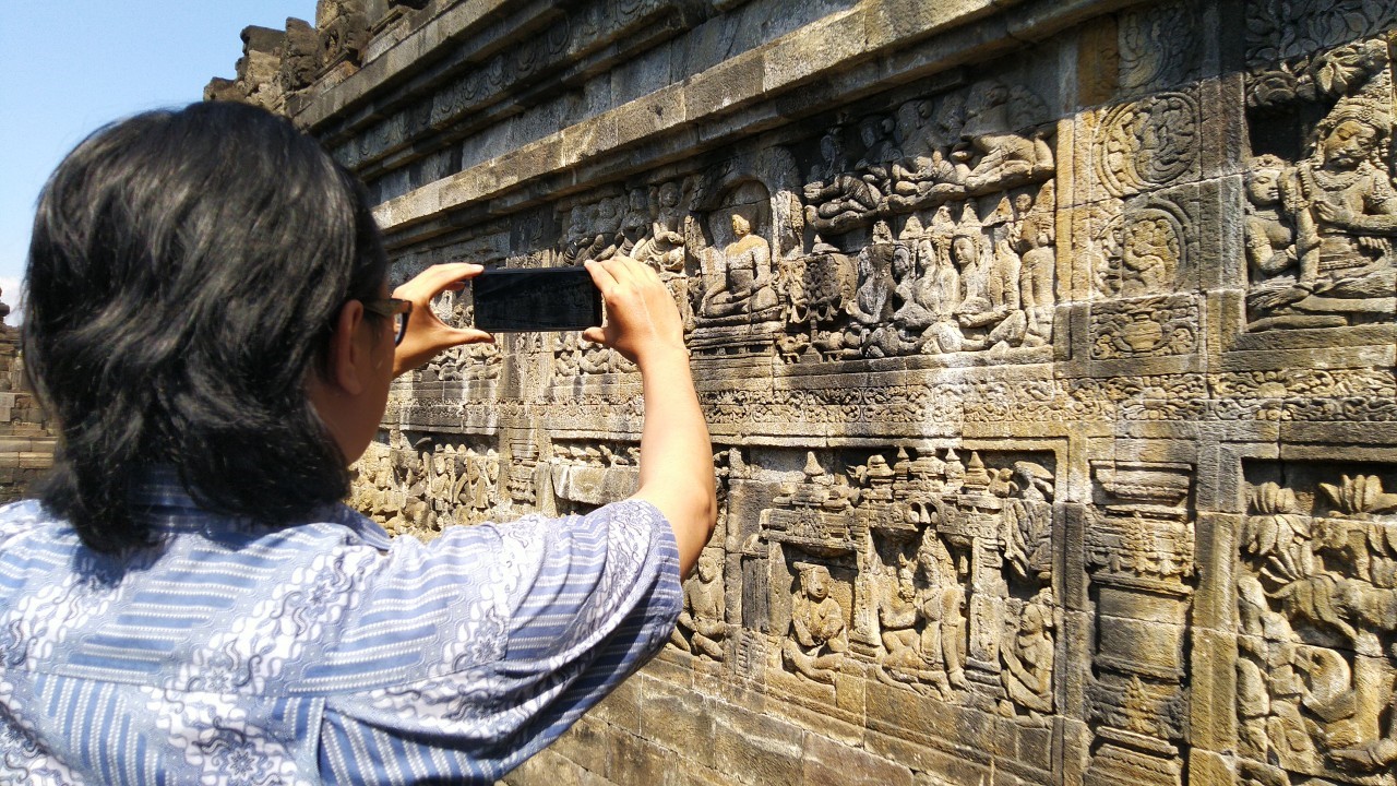 Penggunaan Aplikasi Nirbana di Candi Borobudur