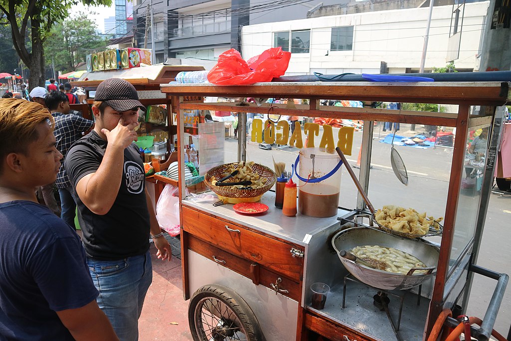 Pedagang Kaki Lima yang Menjual Batagor | Foto: Gunawan Kartapranata, CC BY-SA 4.0 <https://creativecommons.org/licenses/by-sa/4.0>, via Wikimedia Commons