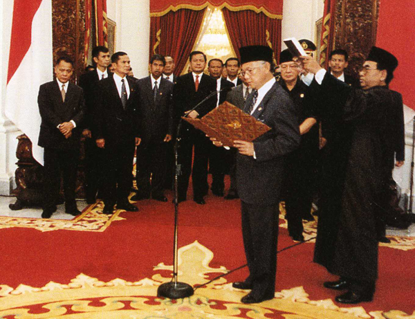 pelantikan b.j. habibie sebagai presiden RI