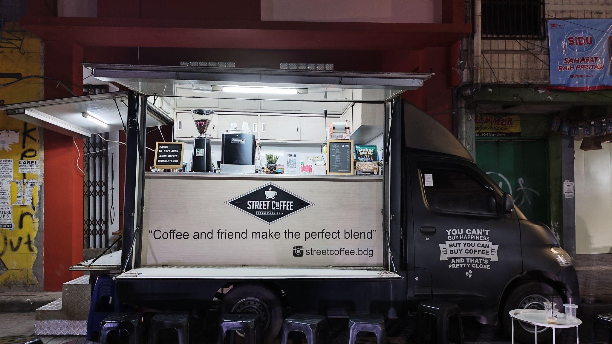 “Penampakan Street Coffee Bandung pada persimpangan Jalan Cibadak” ©Dokumentasi Pribadi