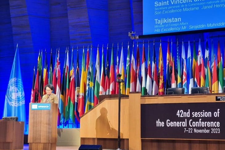 Sesjen Kemendikbudristek, Suharti, dalam pidatonya pada Sidang Umum UNESCO Ke-42 di Paris, Perancis pada Jumat, (10/11/2023). © Dok. Kemendikbudristek RI